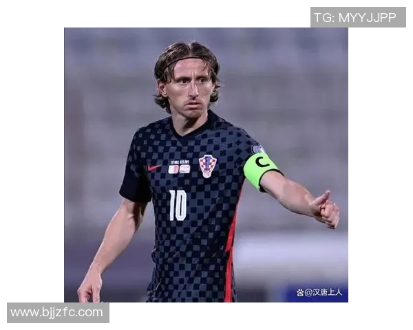 防守型中场足球明星的崛起与影响力分析