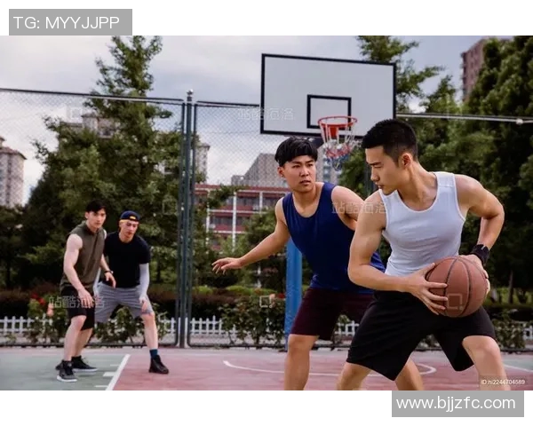 打篮球的男生帅气明星们的风采与魅力展现篮球场上的青春活力